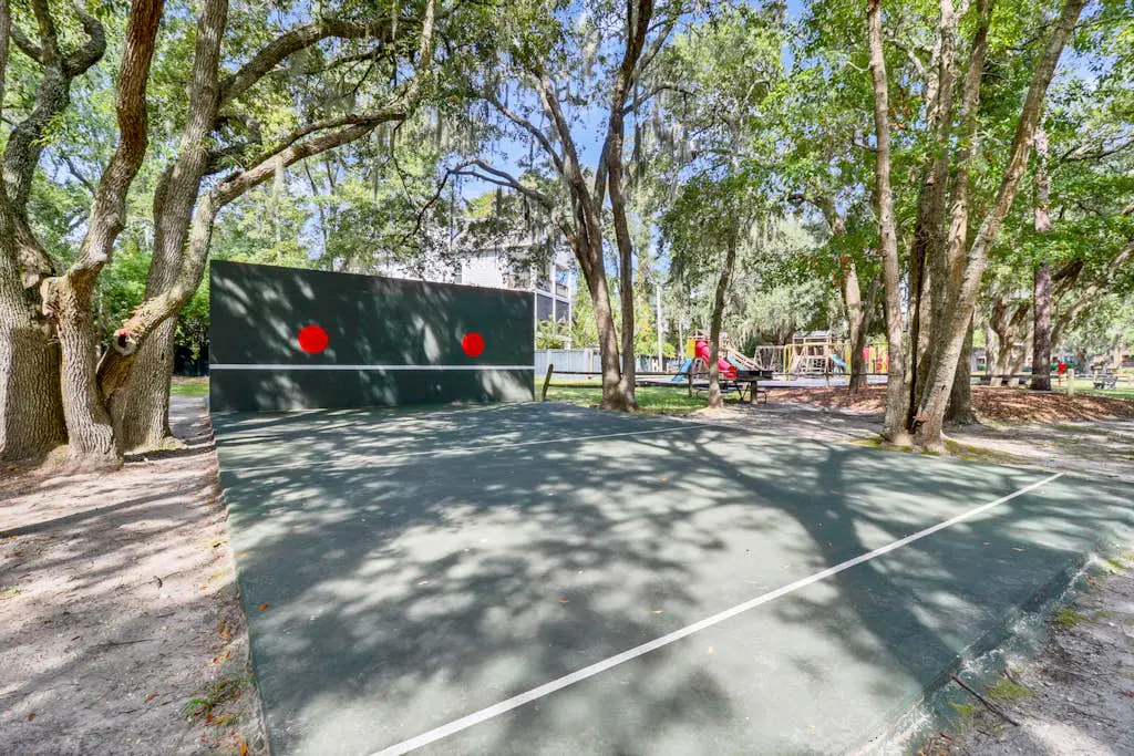 Cozy condo with balcony, pools, shared tennis and internet