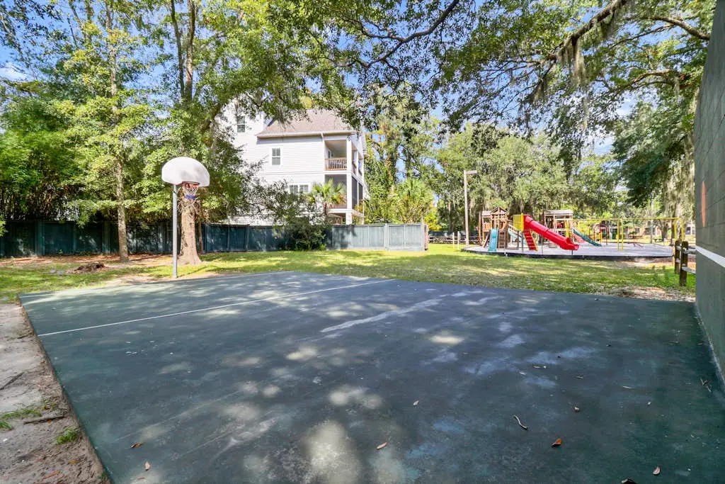 Cozy condo with balcony, pools, shared tennis and internet