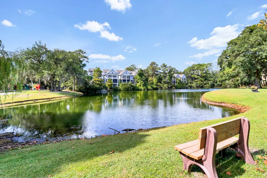 Cozy condo with balcony, pools, shared tennis and internet