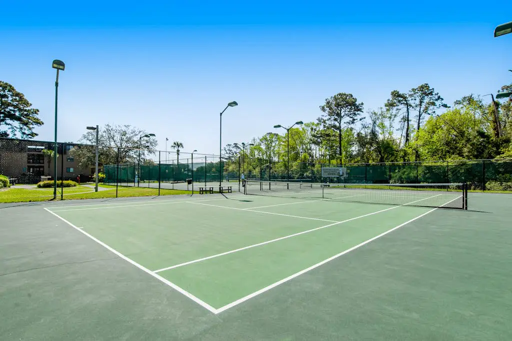Cozy condo with balcony, pools, shared tennis and internet
