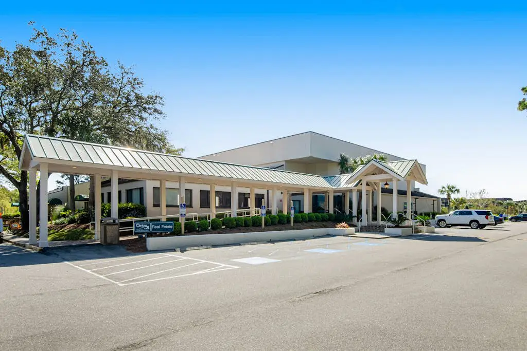 Cozy condo with balcony, pools, shared tennis and internet