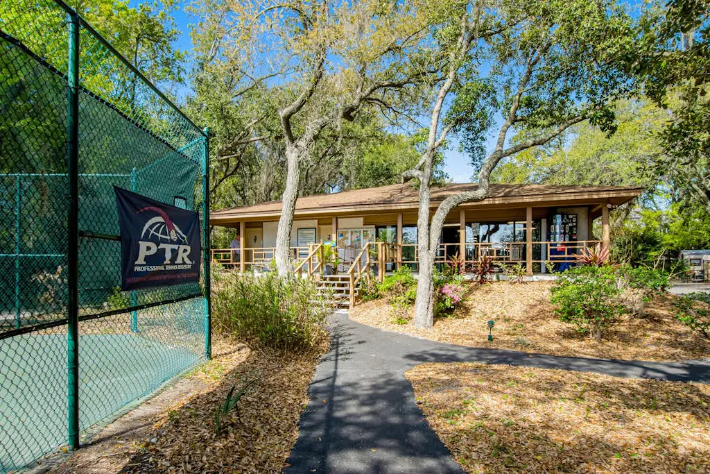 Cozy condo with balcony, pools, shared tennis and internet