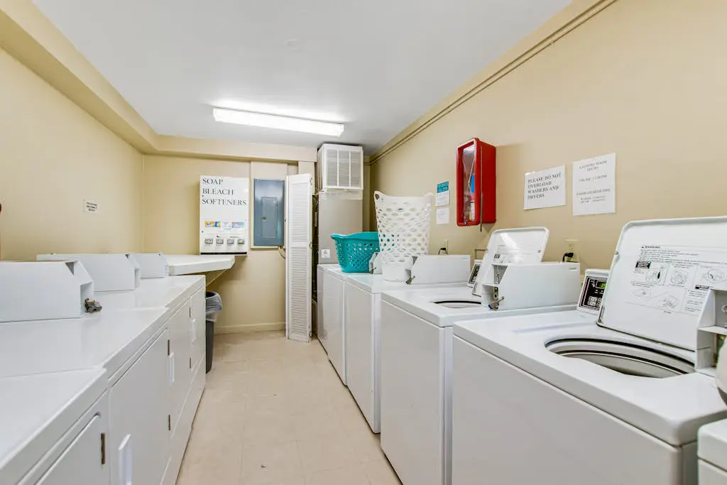 Cozy condo with balcony, pools, shared tennis and internet