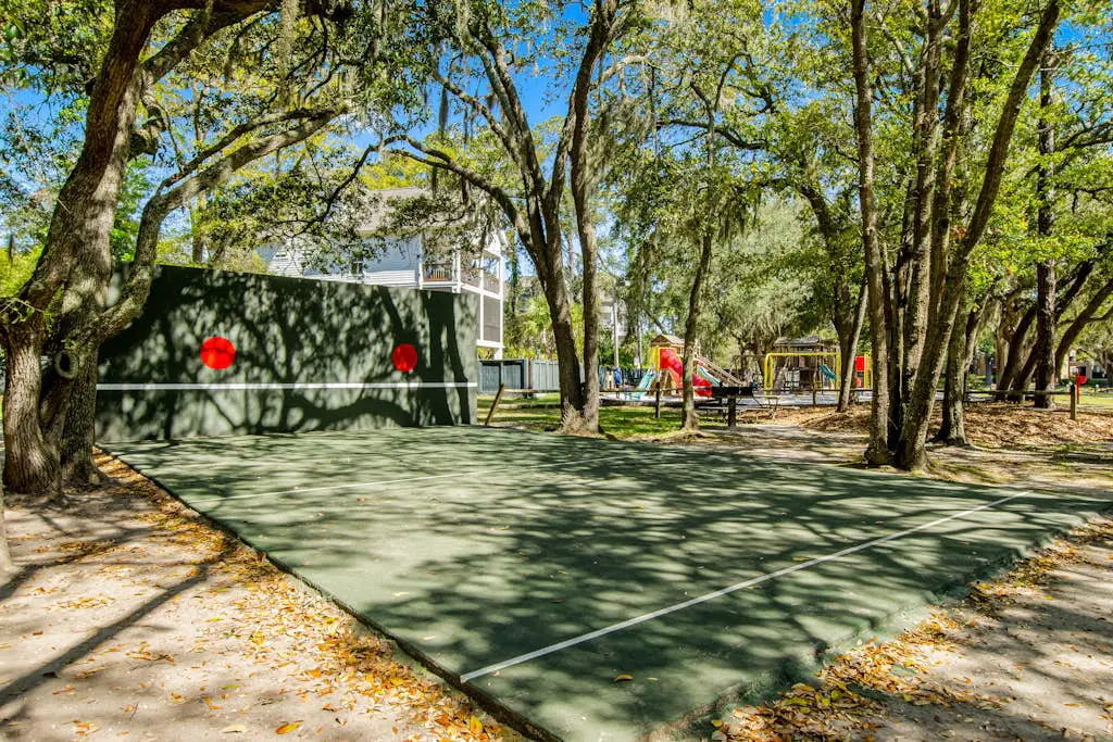 Cozy condo with balcony, pools, shared tennis and internet
