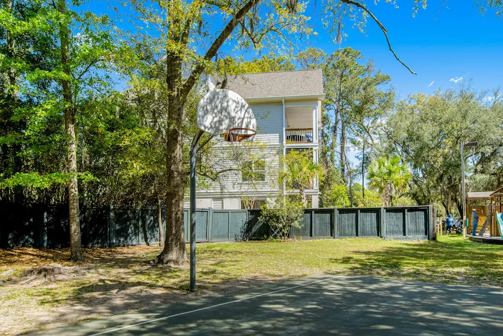 Cozy condo with balcony, pools, shared tennis and internet