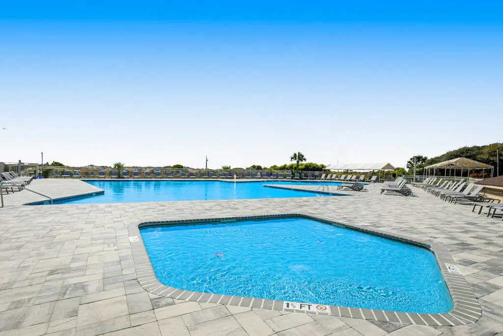 Cozy condo with balcony, pools, shared tennis and internet