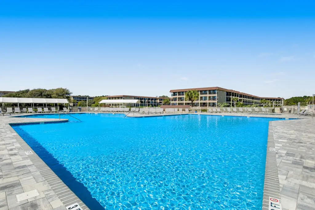 Cozy condo with balcony, pools, shared tennis and internet