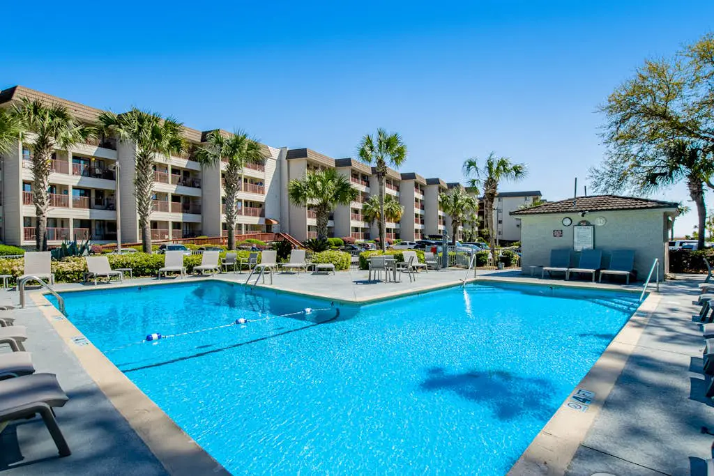 Cozy condo with balcony, pools, shared tennis and internet