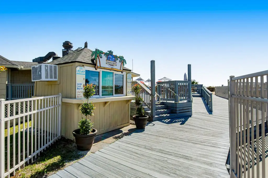 Cozy condo with balcony, pools, shared tennis and internet