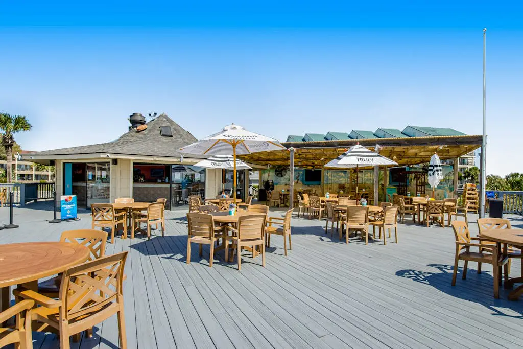 Cozy condo with balcony, pools, shared tennis and internet