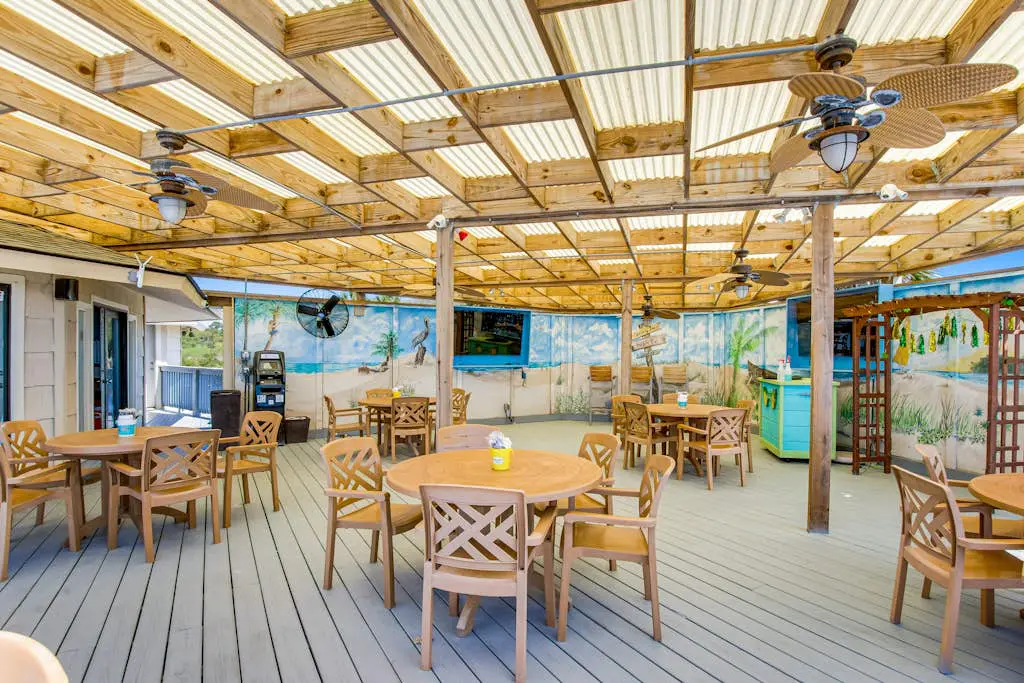 Cozy condo with balcony, pools, shared tennis and internet