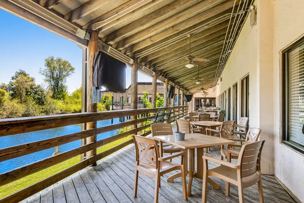Cozy condo with balcony, pools, shared tennis and internet