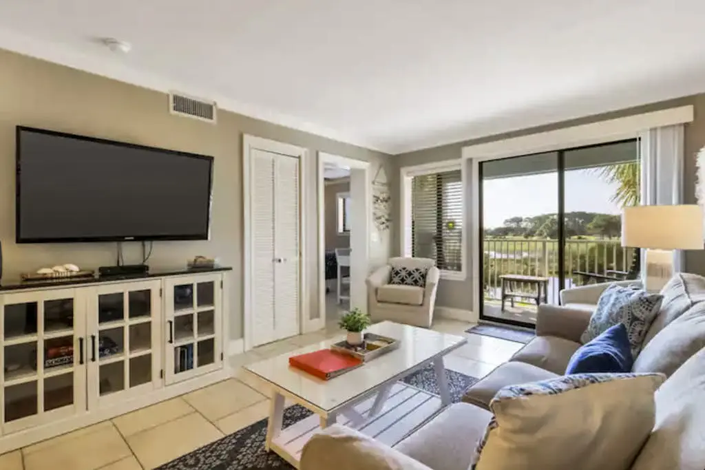 Family Friendly Condo, outdoor/ indoor pool, hot tub, close to beach