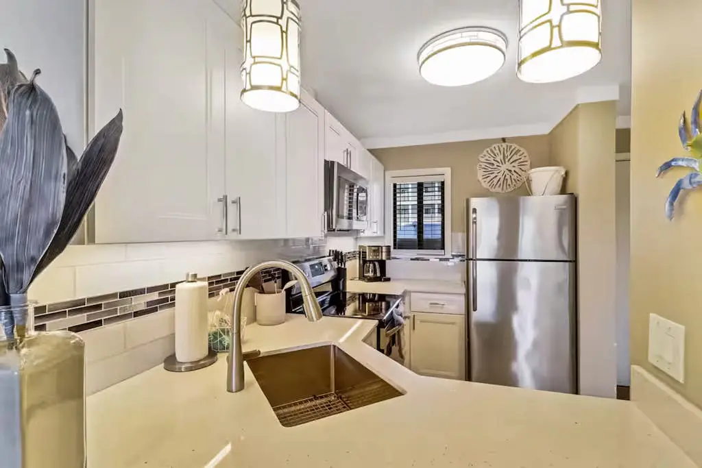 Family Friendly Condo, outdoor/ indoor pool, hot tub, close to beach