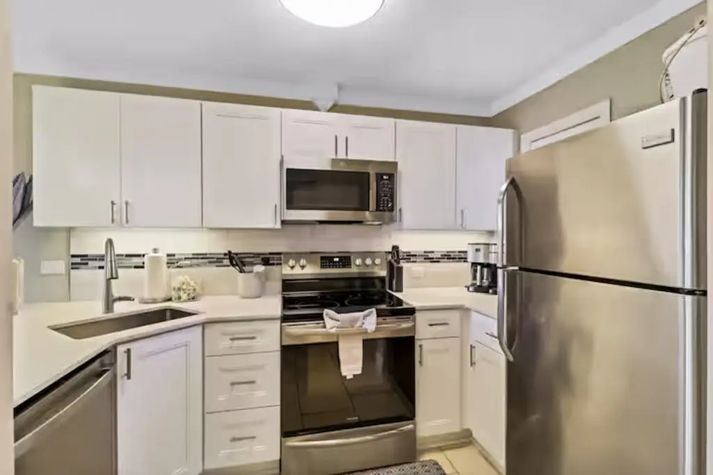 Family Friendly Condo, outdoor/ indoor pool, hot tub, close to beach
