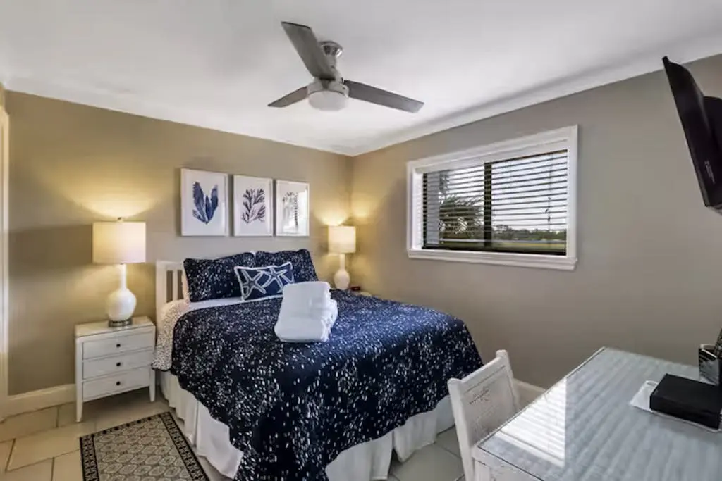 Family Friendly Condo, outdoor/ indoor pool, hot tub, close to beach
