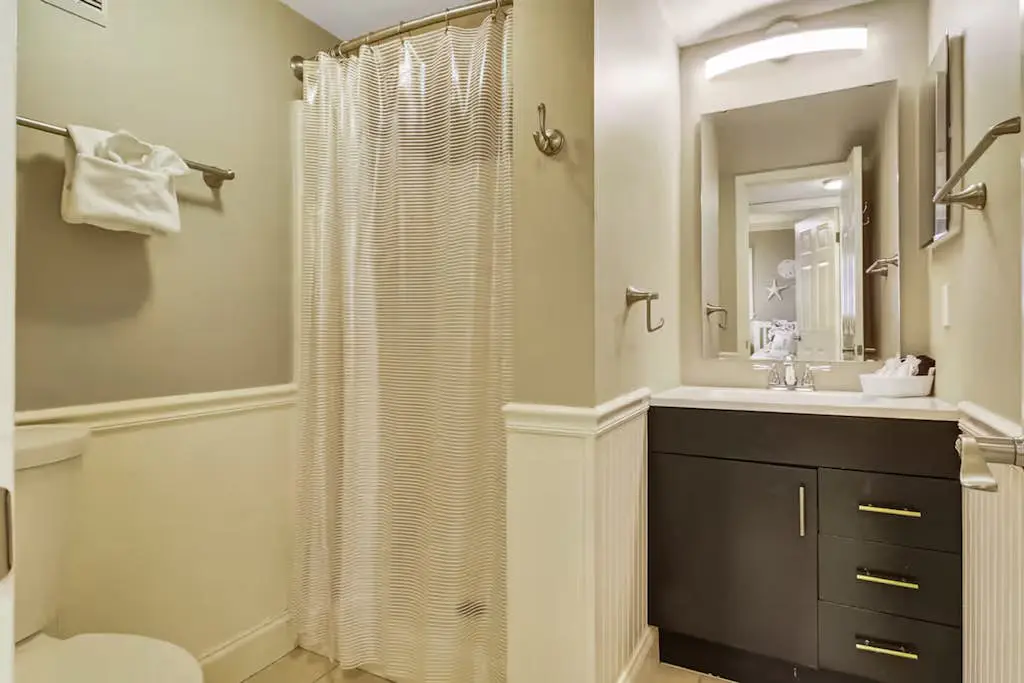 Family Friendly Condo, outdoor/ indoor pool, hot tub, close to beach