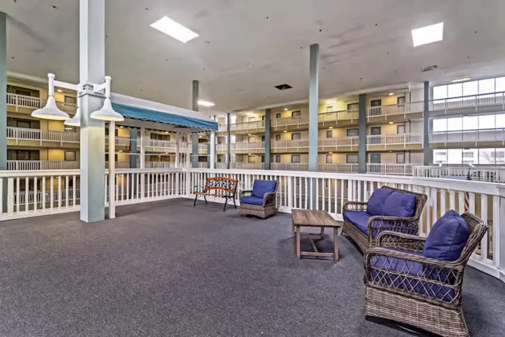 Family Friendly Condo, outdoor/ indoor pool, hot tub, close to beach