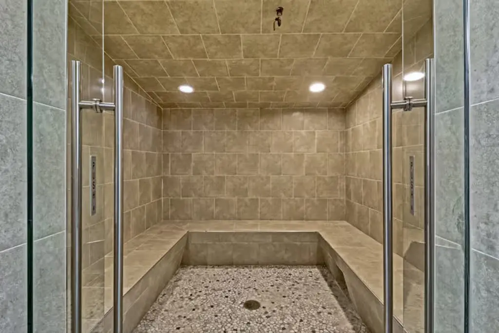 Family Friendly Condo, outdoor/ indoor pool, hot tub, close to beach
