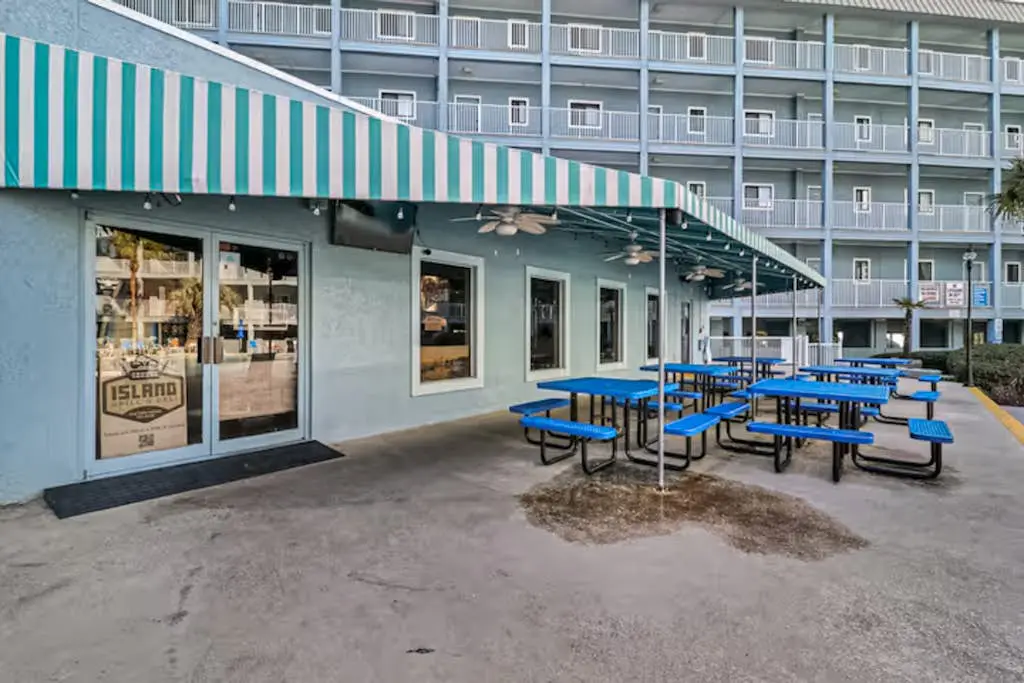 Family Friendly Condo, outdoor/ indoor pool, hot tub, close to beach