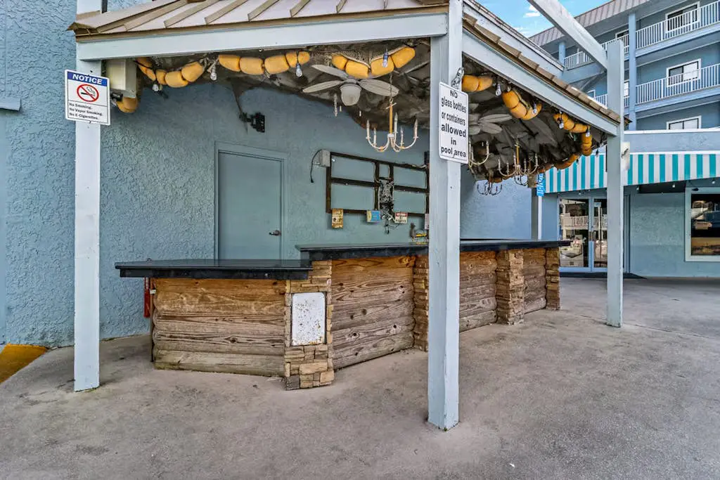 Family Friendly Condo, outdoor/ indoor pool, hot tub, close to beach