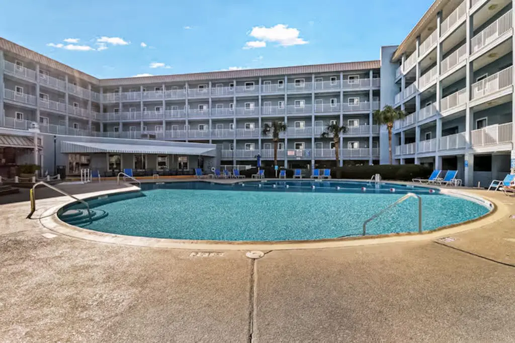Family Friendly Condo, outdoor/ indoor pool, hot tub, close to beach