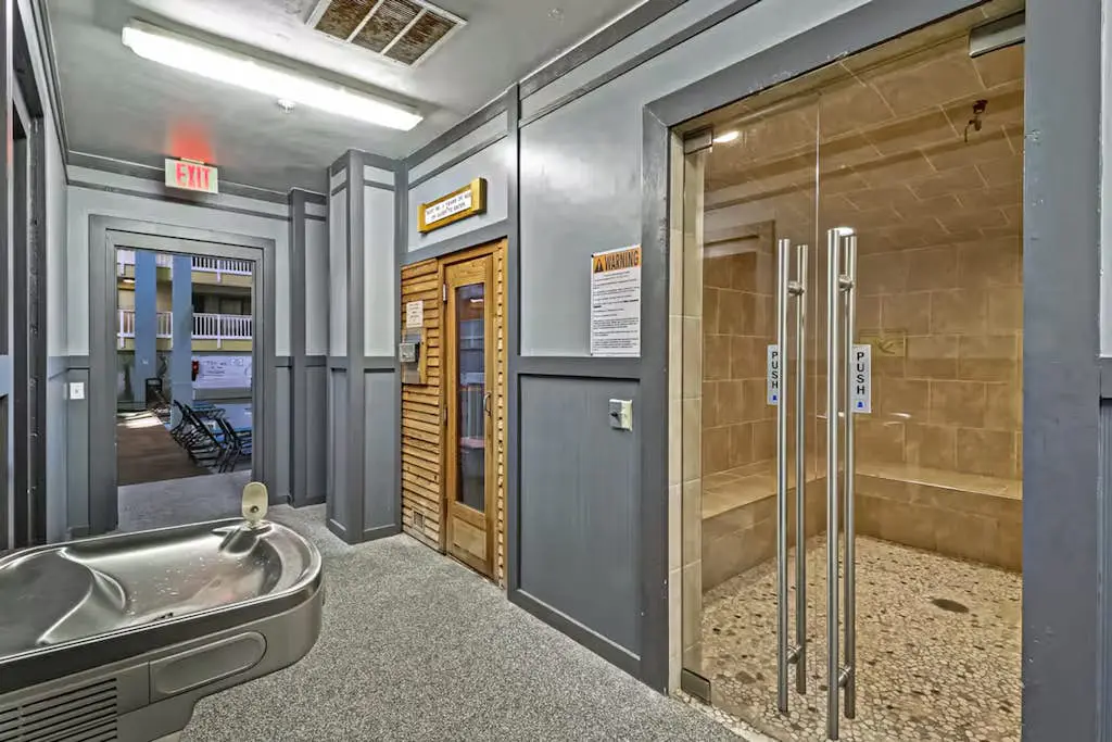 Family Friendly Condo, outdoor/ indoor pool, hot tub, close to beach