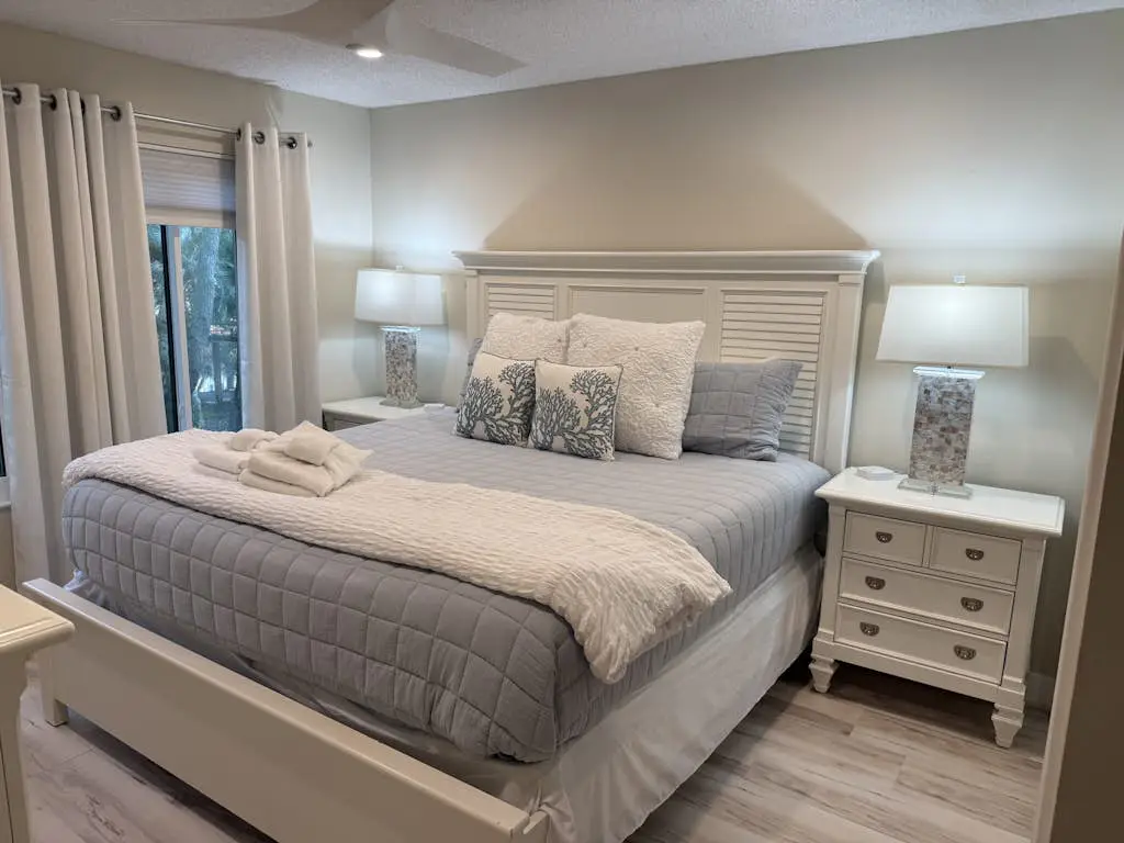 Beautiful Condo with pools,  hot tub, sauna,  and water views