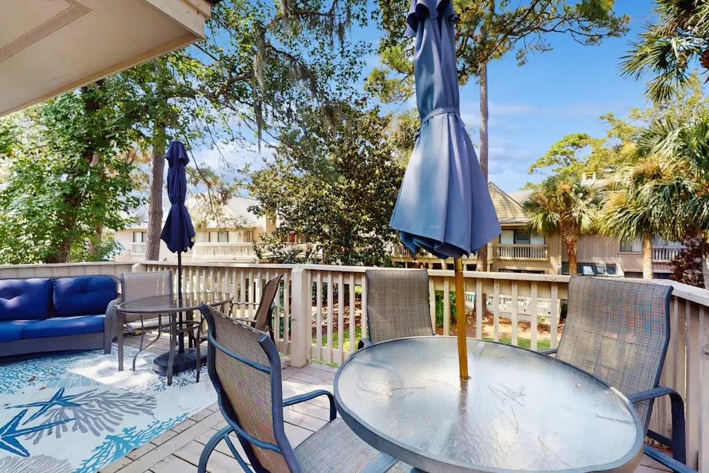 Bright and beautiful condo, 5 min to beach, golf and Van De Meer Tennis Courts