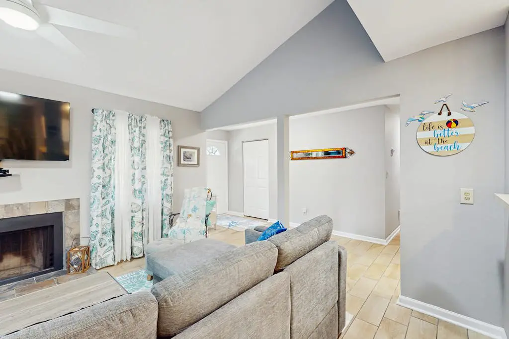 Bright and beautiful condo, 5 min to beach, golf and Van De Meer Tennis Courts