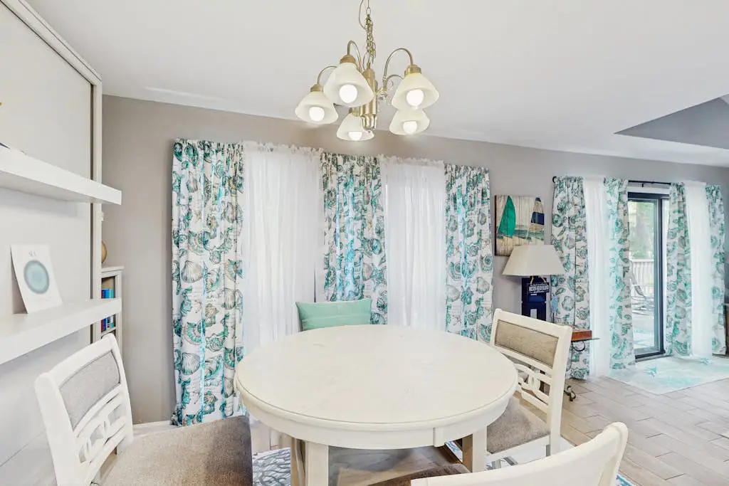 Bright and beautiful condo, 5 min to beach, golf and Van De Meer Tennis Courts