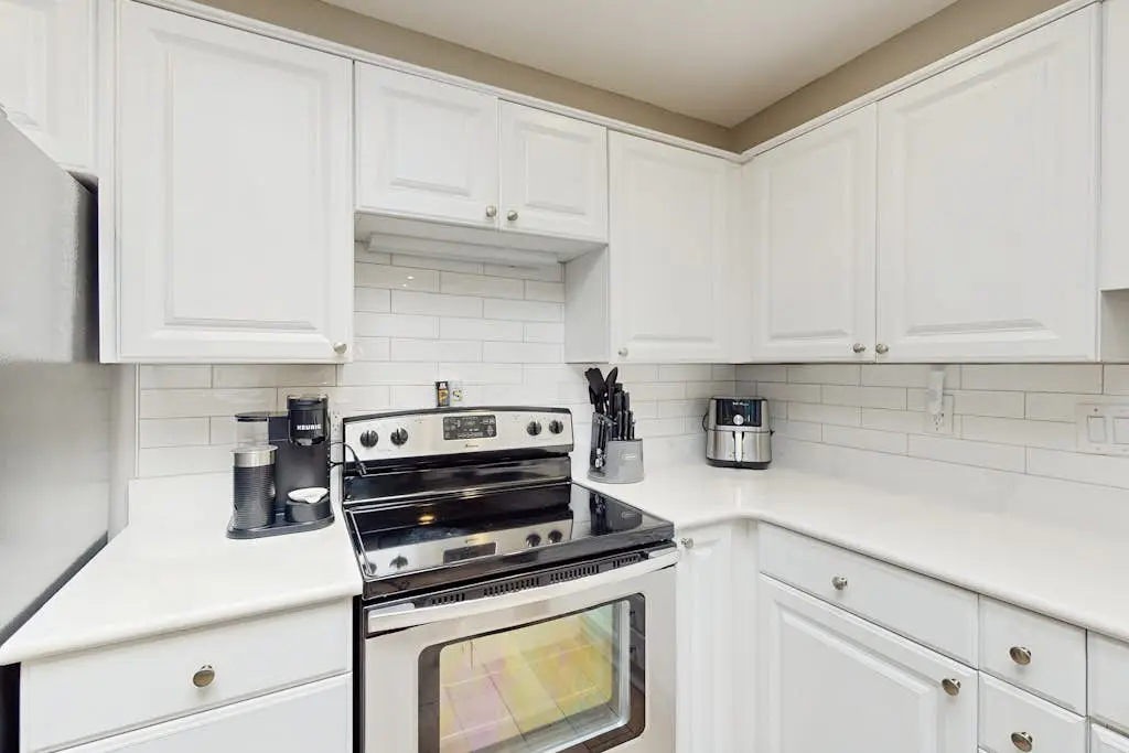 Bright and beautiful condo, 5 min to beach, golf and Van De Meer Tennis Courts