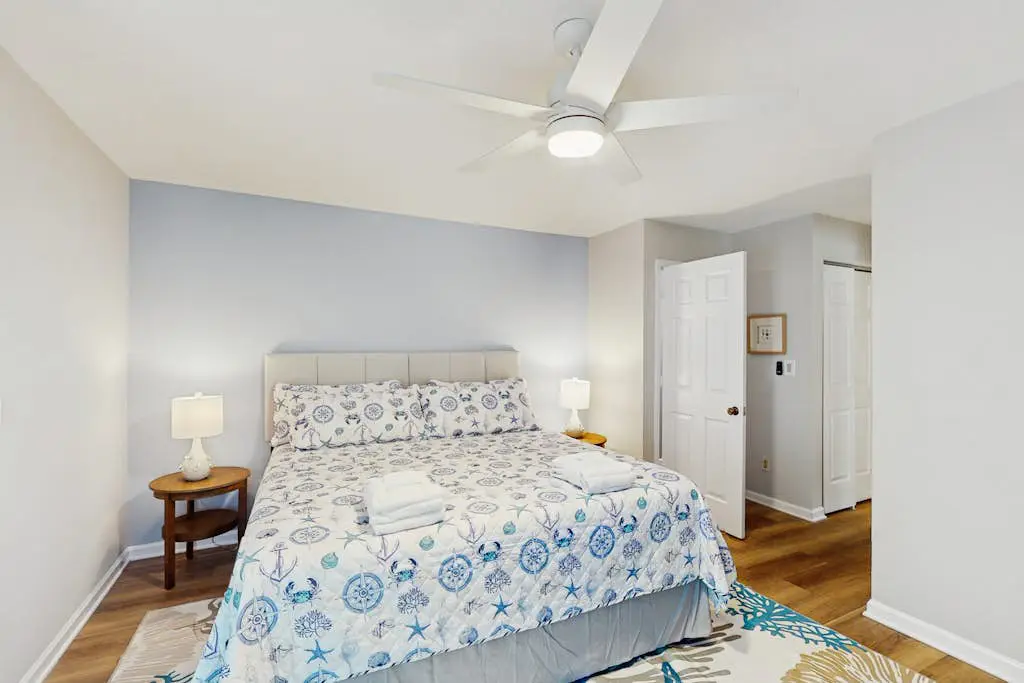 Bright and beautiful condo, 5 min to beach, golf and Van De Meer Tennis Courts