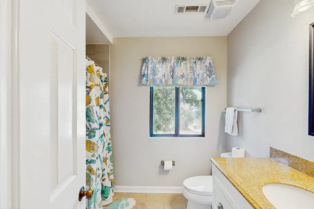 Bright and beautiful condo, 5 min to beach, golf and Van De Meer Tennis Courts