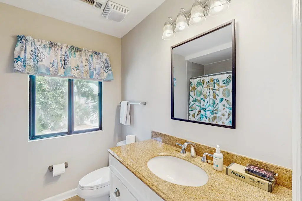 Bright and beautiful condo, 5 min to beach, golf and Van De Meer Tennis Courts