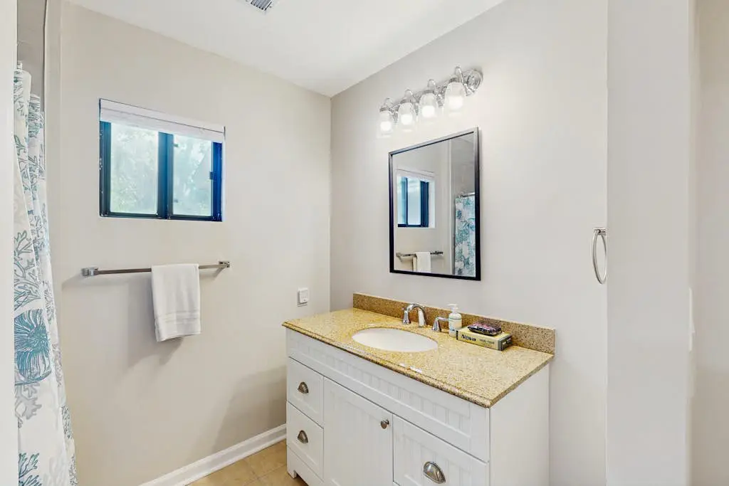Bright and beautiful condo, 5 min to beach, golf and Van De Meer Tennis Courts