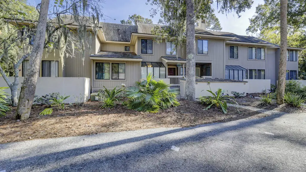 Bright and beautiful condo, 5 min to beach, golf and Van De Meer Tennis Courts