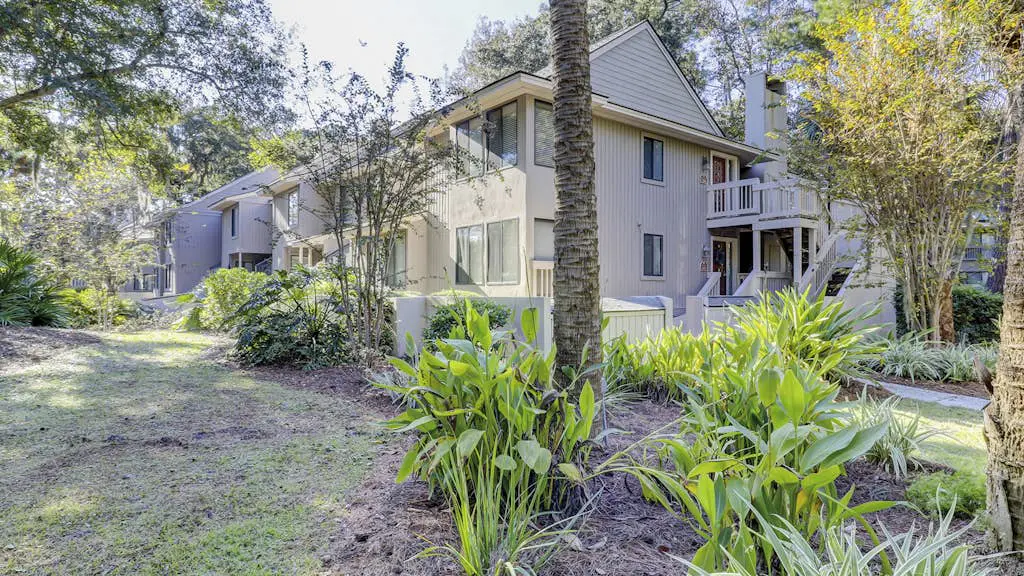 Bright and beautiful condo, 5 min to beach, golf and Van De Meer Tennis Courts