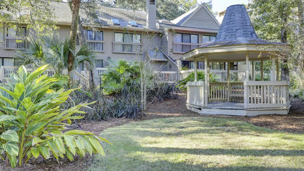 Bright and beautiful condo, 5 min to beach, golf and Van De Meer Tennis Courts