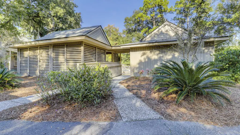 Bright and beautiful condo, 5 min to beach, golf and Van De Meer Tennis Courts