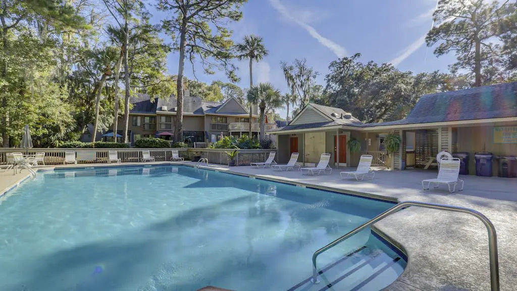 Bright and beautiful condo, 5 min to beach, golf and Van De Meer Tennis Courts