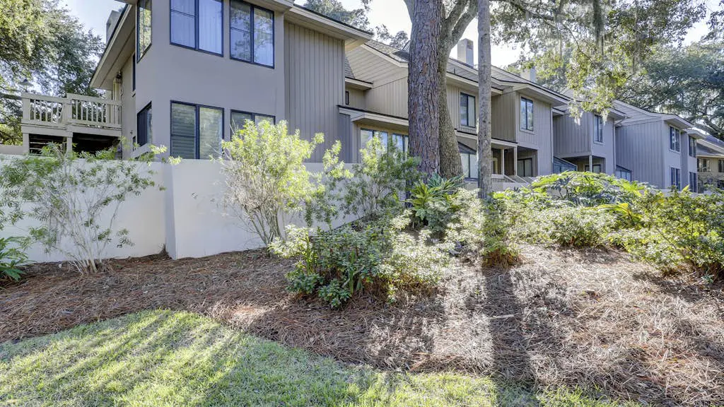 Bright and beautiful condo, 5 min to beach, golf and Van De Meer Tennis Courts