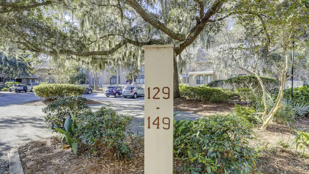Bright and beautiful condo, 5 min to beach, golf and Van De Meer Tennis Courts