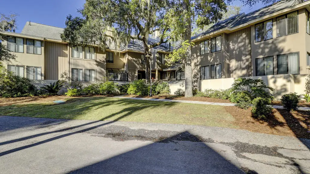 Bright and beautiful condo, 5 min to beach, golf and Van De Meer Tennis Courts