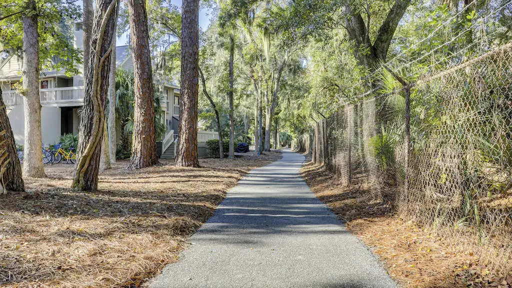 Bright and beautiful condo, 5 min to beach, golf and Van De Meer Tennis Courts