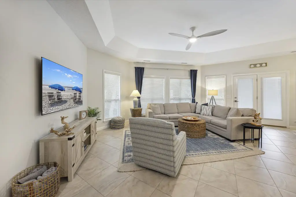 Pristine Condo with shared pools, hot tub, close to Islander's Beach Park