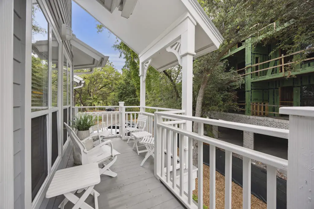 Pristine Condo with shared pools, hot tub, close to Islander's Beach Park