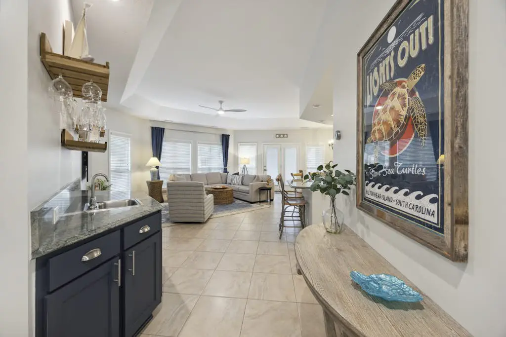 Pristine Condo with shared pools, hot tub, close to Islander's Beach Park