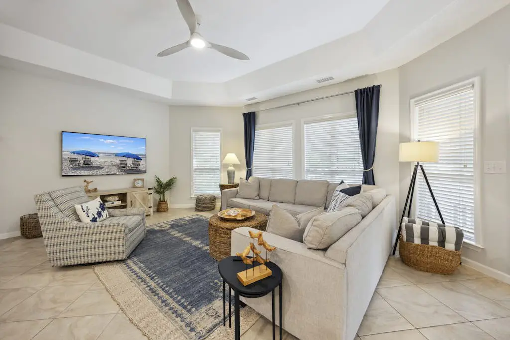 Pristine Condo with shared pools, hot tub, close to Islander's Beach Park
