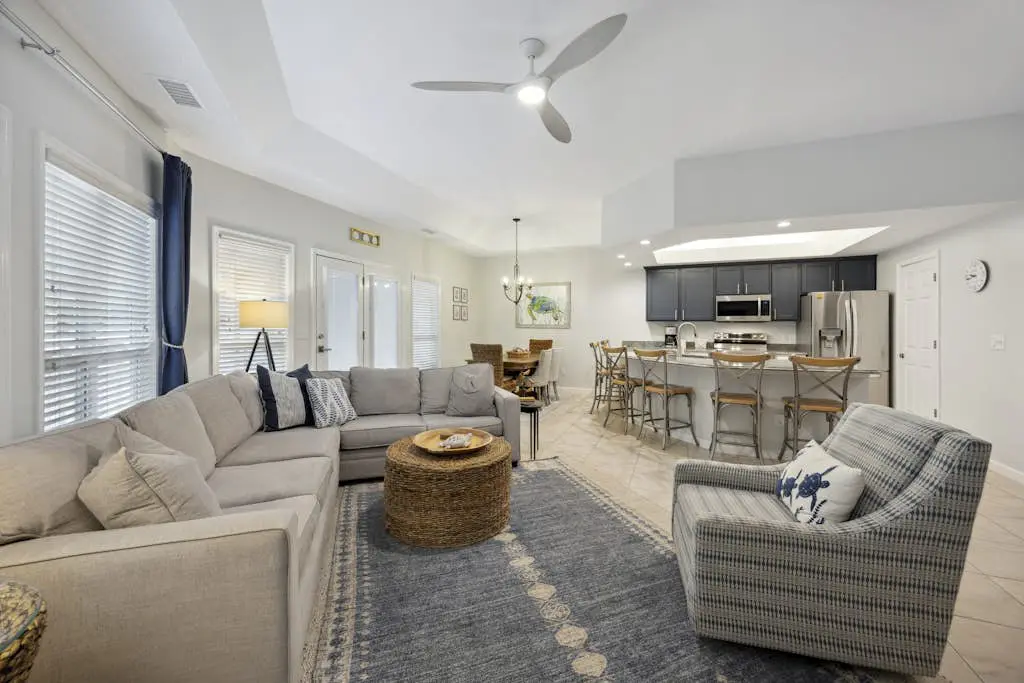 Pristine Condo with shared pools, hot tub, close to Islander's Beach Park